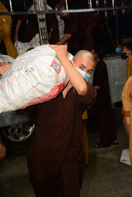 Continuing to support people in need in the Covid-19 pandemic of Hoang Phap Pagoda (series 2)